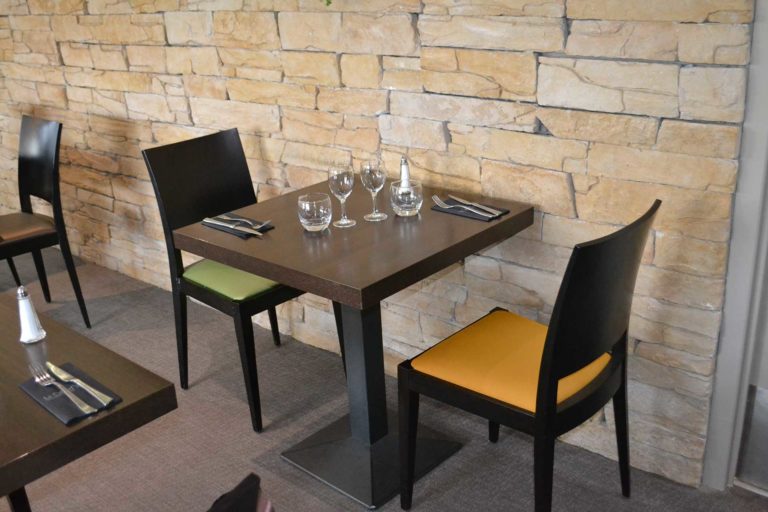 Tapissier décorateur Lyon fauteuil chaise rénovation restaurant mobilier