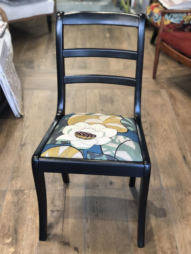 chaise noire tissu maison thevenon rénovation tapissier