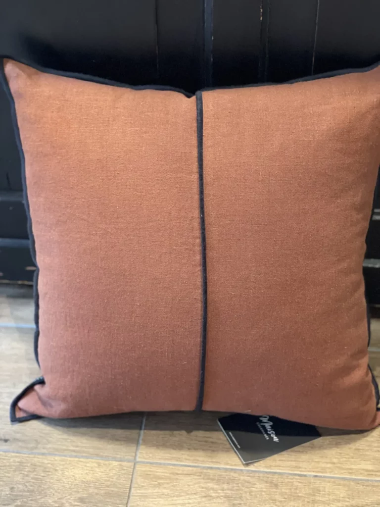 coussin en lin terracota passepoil noir 45x45