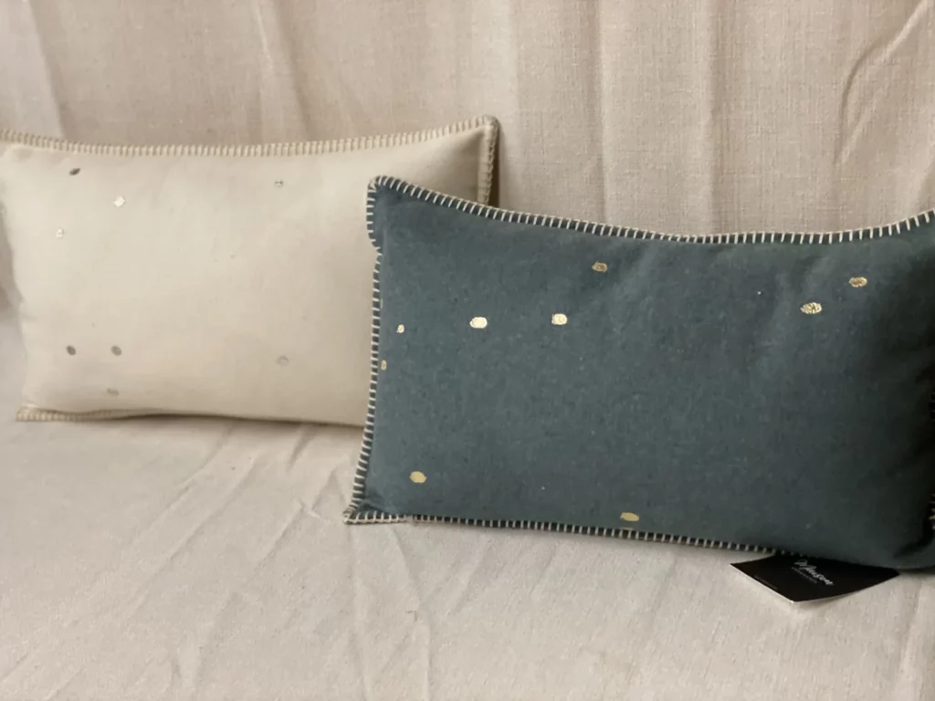 coussins en laine à pois dorés 30x50